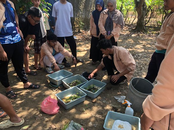 Pelatihan Maggot BSF sebagai Upaya Pemanfaatan Sampah Organik di Desa Slarang