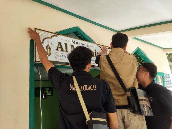 Pemasangan Papan Nama Mushola Al-Mu’min sebagai Identitas Fasilitas Keagamaan di Desa Slarang RT 05/12