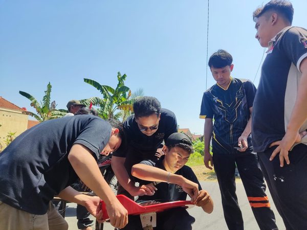 Pemasangan Convex Mirror sebagai Upaya Meningkatkan Keselamatan Berkendara di Desa Slarang
