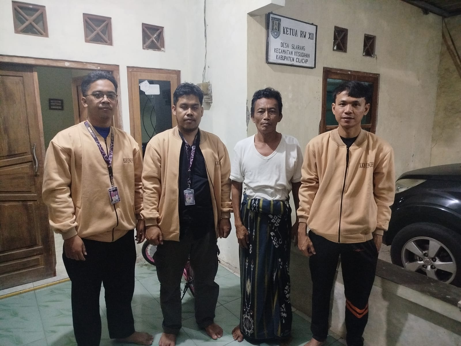 Anggota 7 Melakukan Koordinasi dan Memohon Izin kepada Pemerintah Setempat Anggota 7 Melakukan Koordinasi dan Memohon Izin kepada Pemerintah Setempat